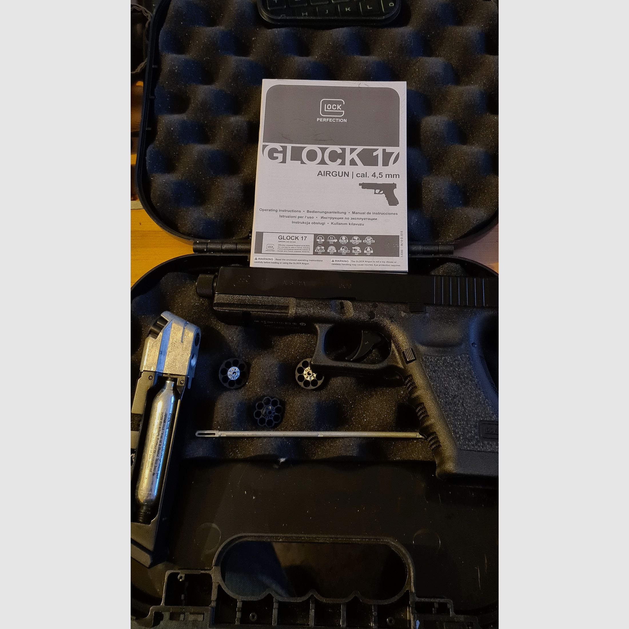 Glock 17 with barrel thread Co2 pistol caliber 4.5 mm steel BB / Diabolo blowback