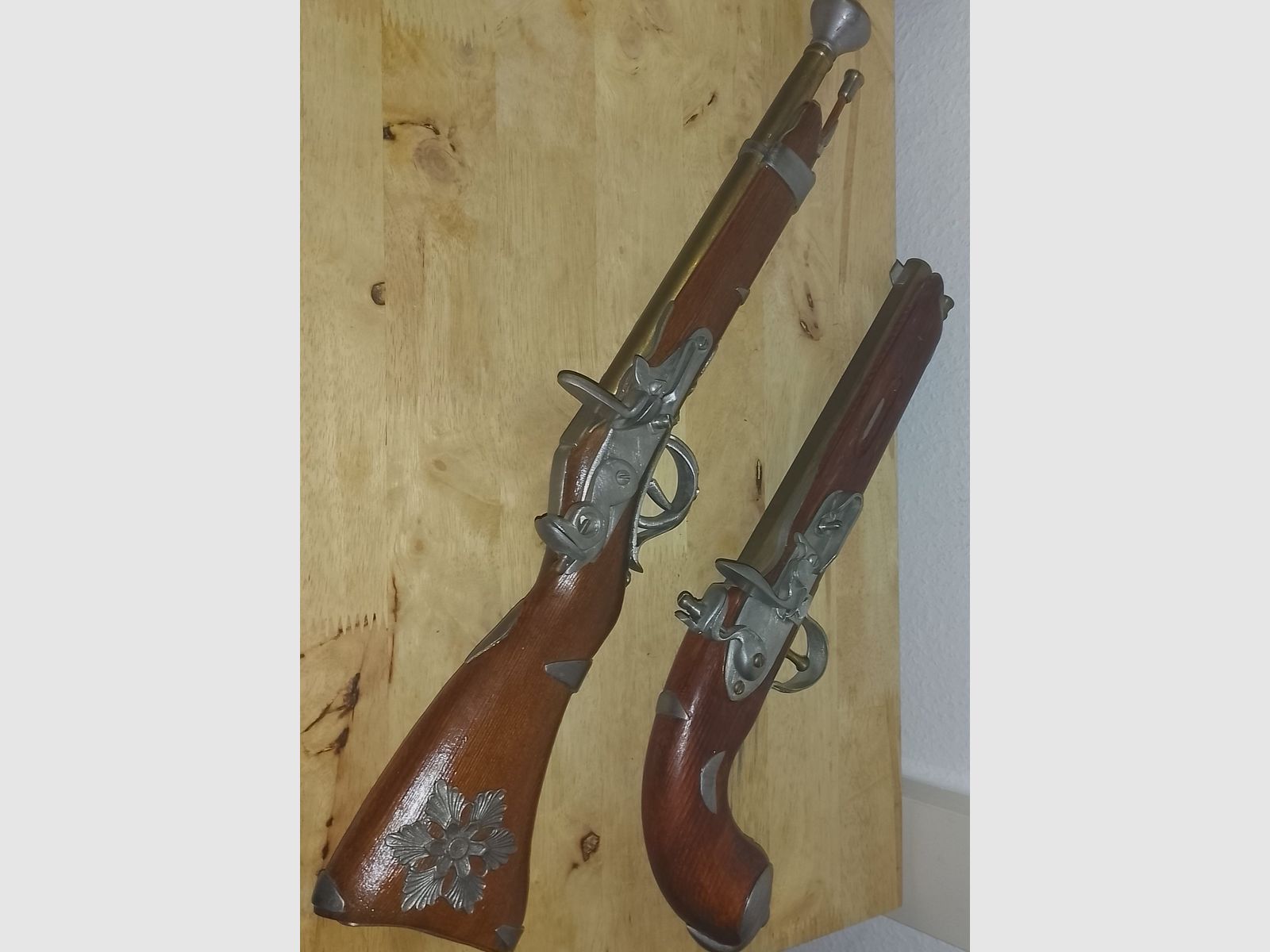 Rareza de pistolas de decoración, hecho a mano de latón, estaño y madera 58cm y 45cm