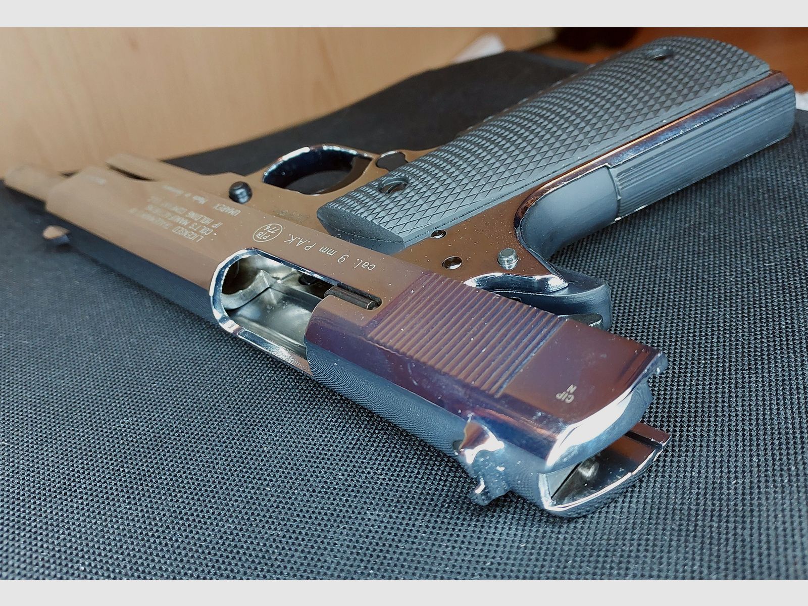 Colt Government 1911 A1 Schreckschuss Pistole 9mm P.A.K. poliertes Chrom (PTB 774)