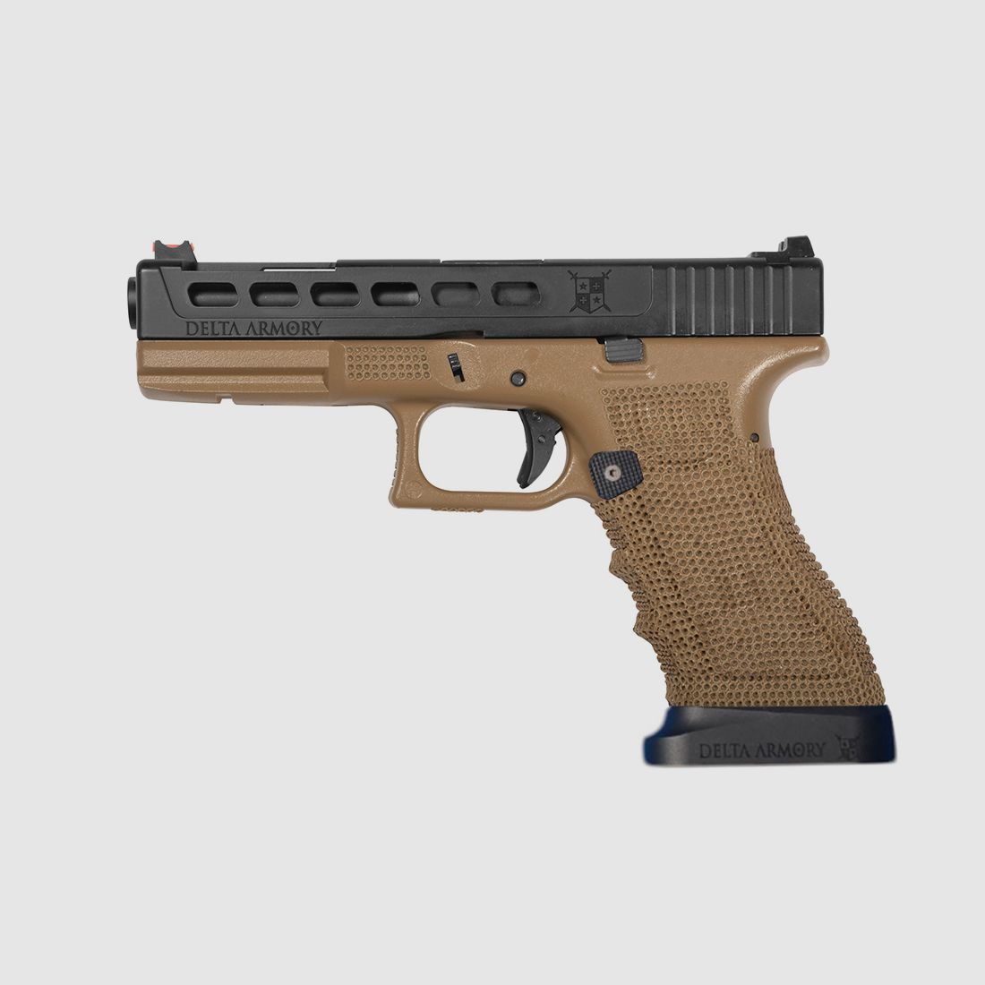P06 GBB Airsoft Pistole mit Grip Stippling in Tan | Delta Armory