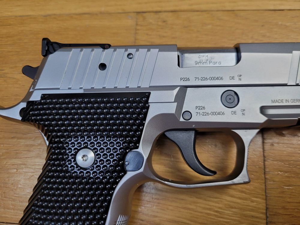 Superpistole Sig Sauer X Five Allround – Kal. 9×19 – 100% Edelstahl – Extrem sorgfältige Verarbeitung – Matchlauf – 3 (!) originale Magazine mit 17 Schuss – Option LPA Visier und Fiber-Optik Korn – Zusätzliche Griffschalen Armanov – Original Transportkoffer mit echten Scharnieren – Waffe in neuwertigem Zustand!, Bild 5 von 25
