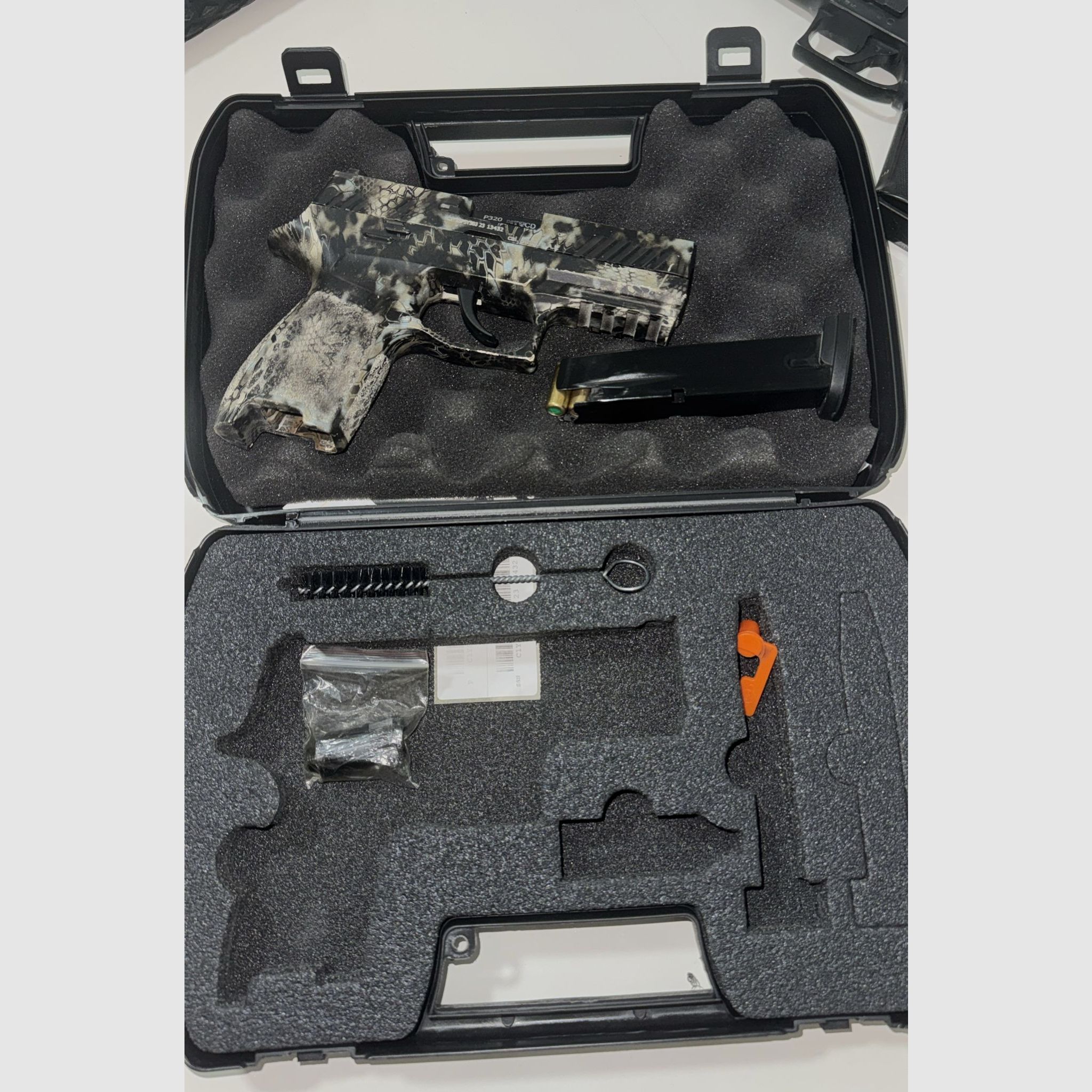 SIG Sauer P320 Schreckschuss 9mm P.A.K. – Kamuflaż – w zestawie z magazynkiem – PTB