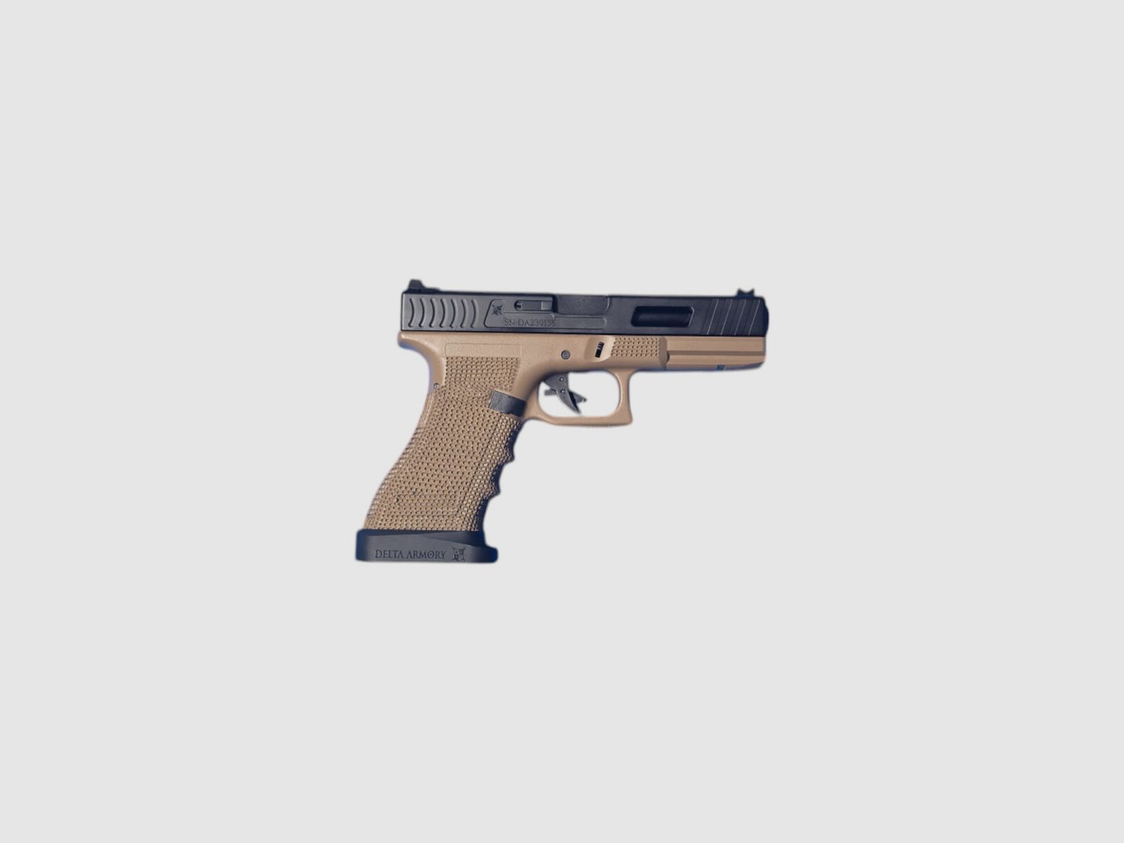 P01 GBB Airsoft Pistool met Grip Stippling in Tan | Delta Armory