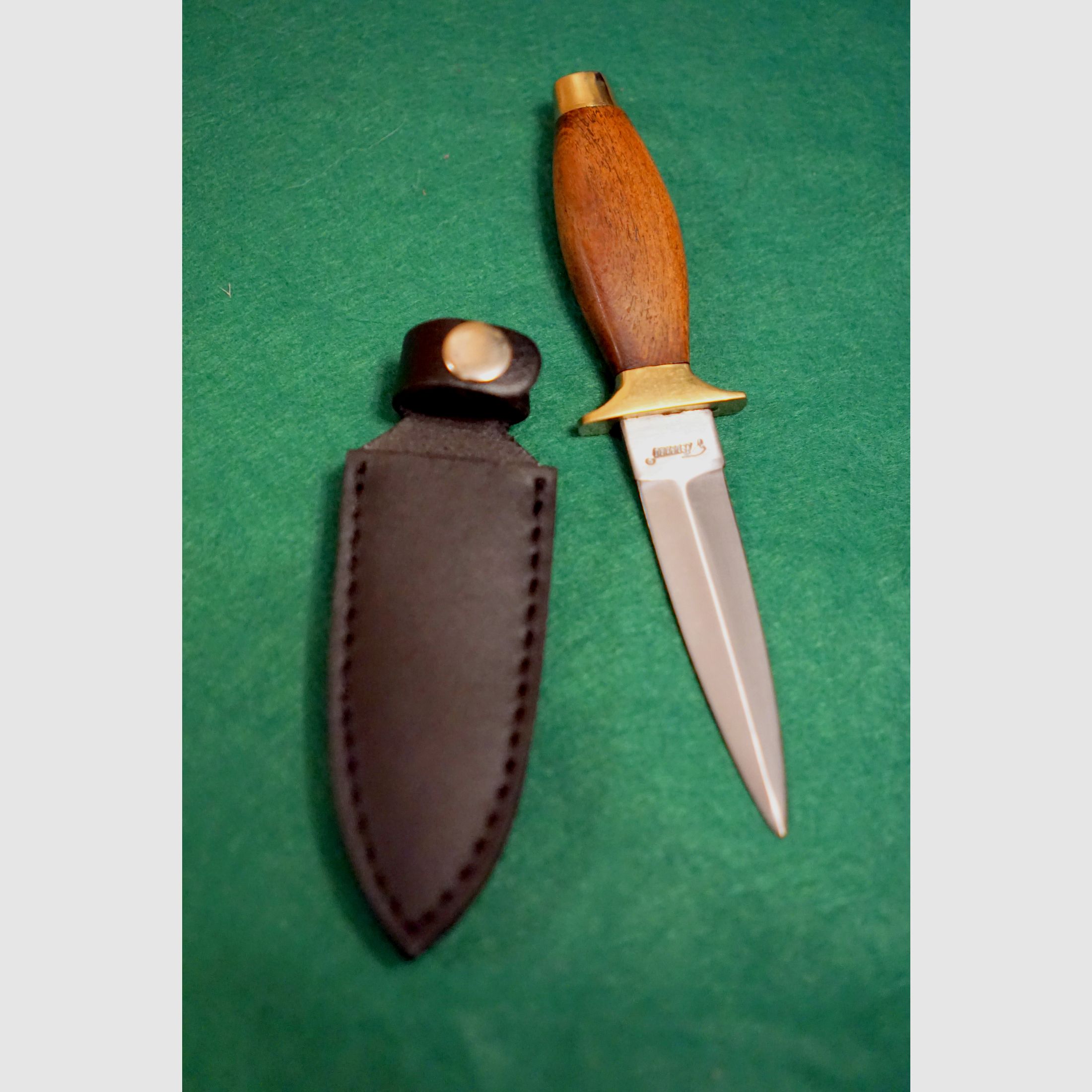 ¡Pequeño cuchillo con funda de cuero nuevo!