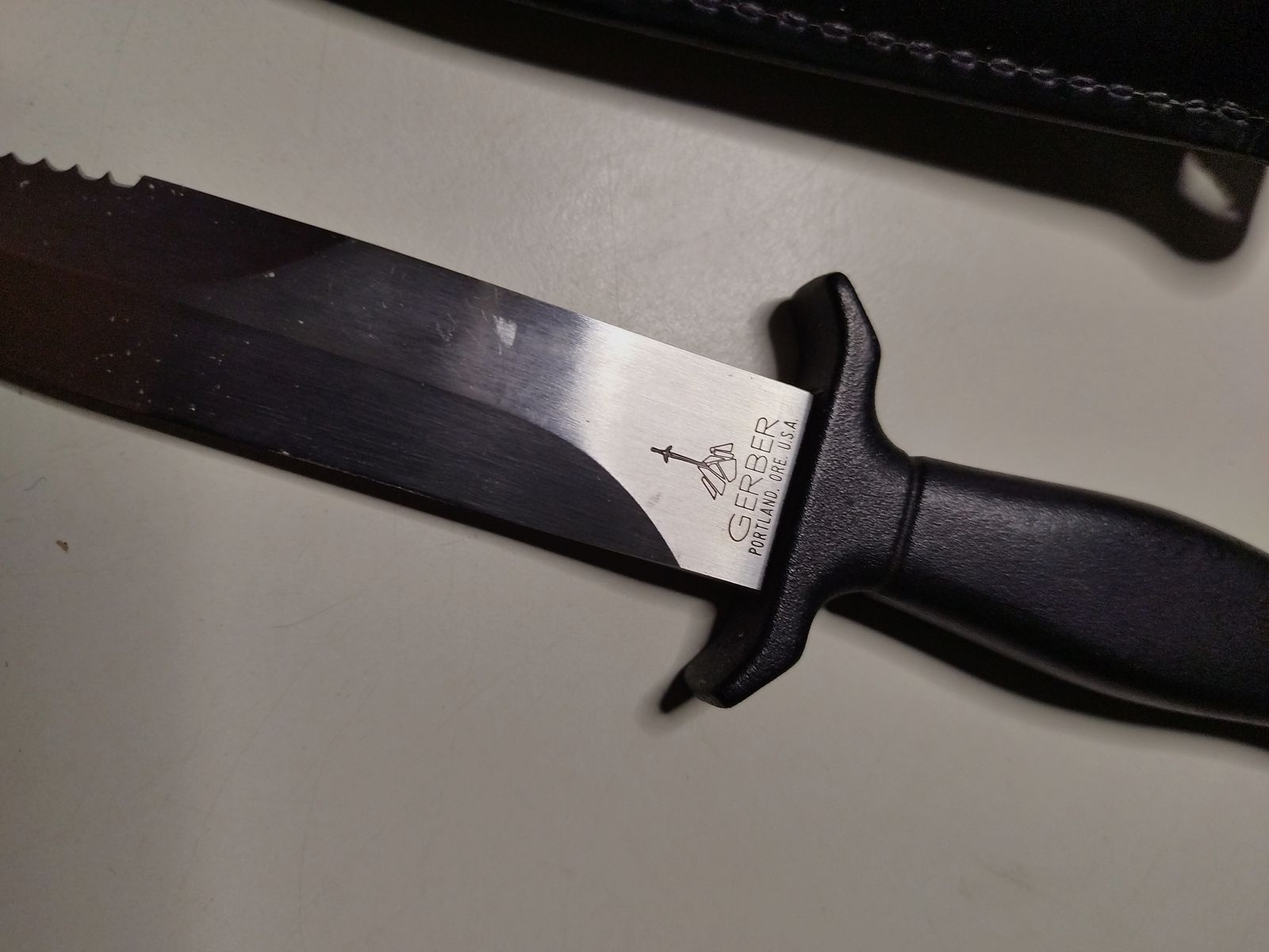 Coltello di alta qualità GERBER COMMAND 1 con fodero in pelle con clip