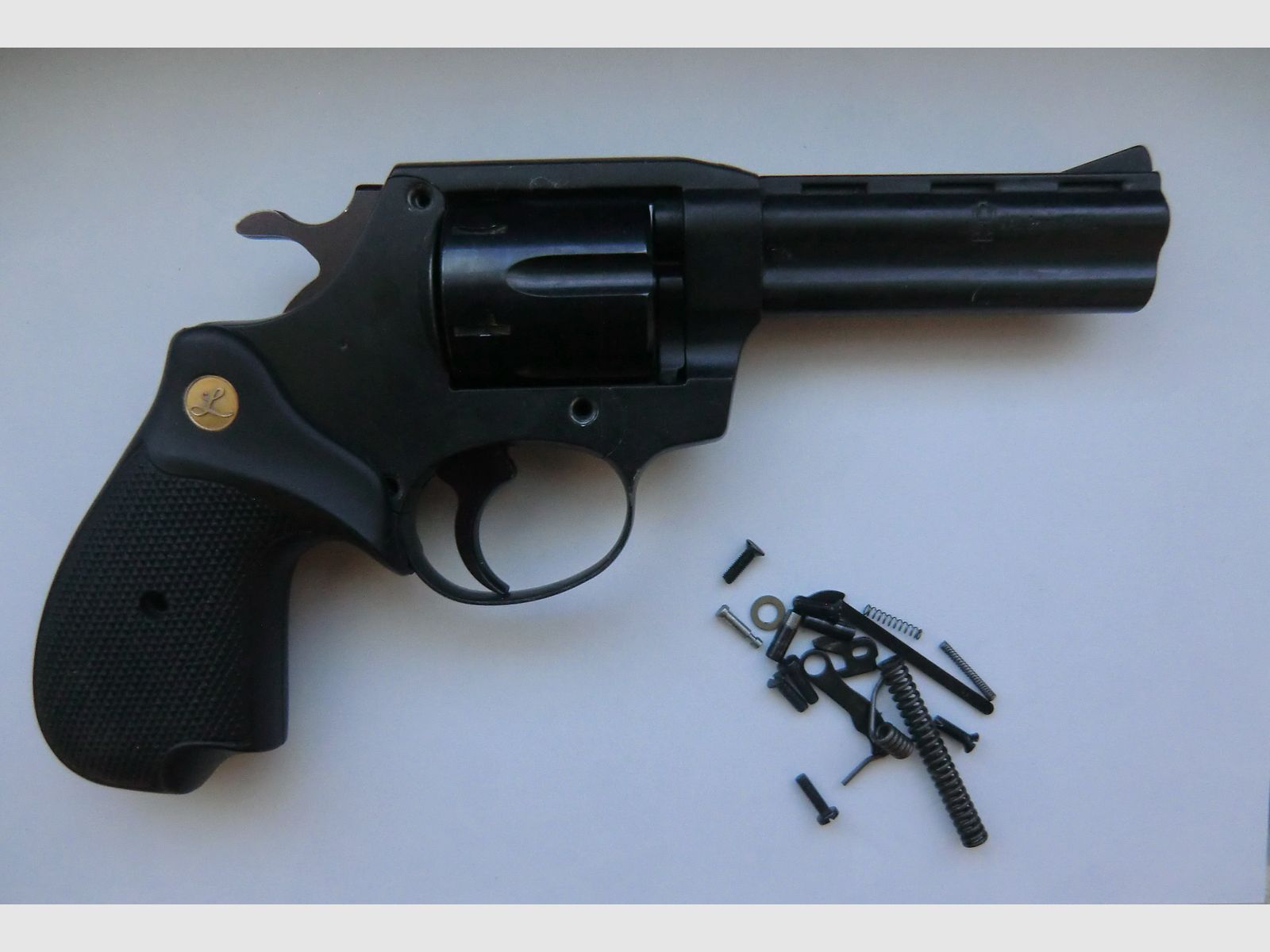 LUGER R94 Revolver 9mm K.  6-Schuss PTB: 698,  Beschuss: 00,  teils zerlegt, aber mit Teilen