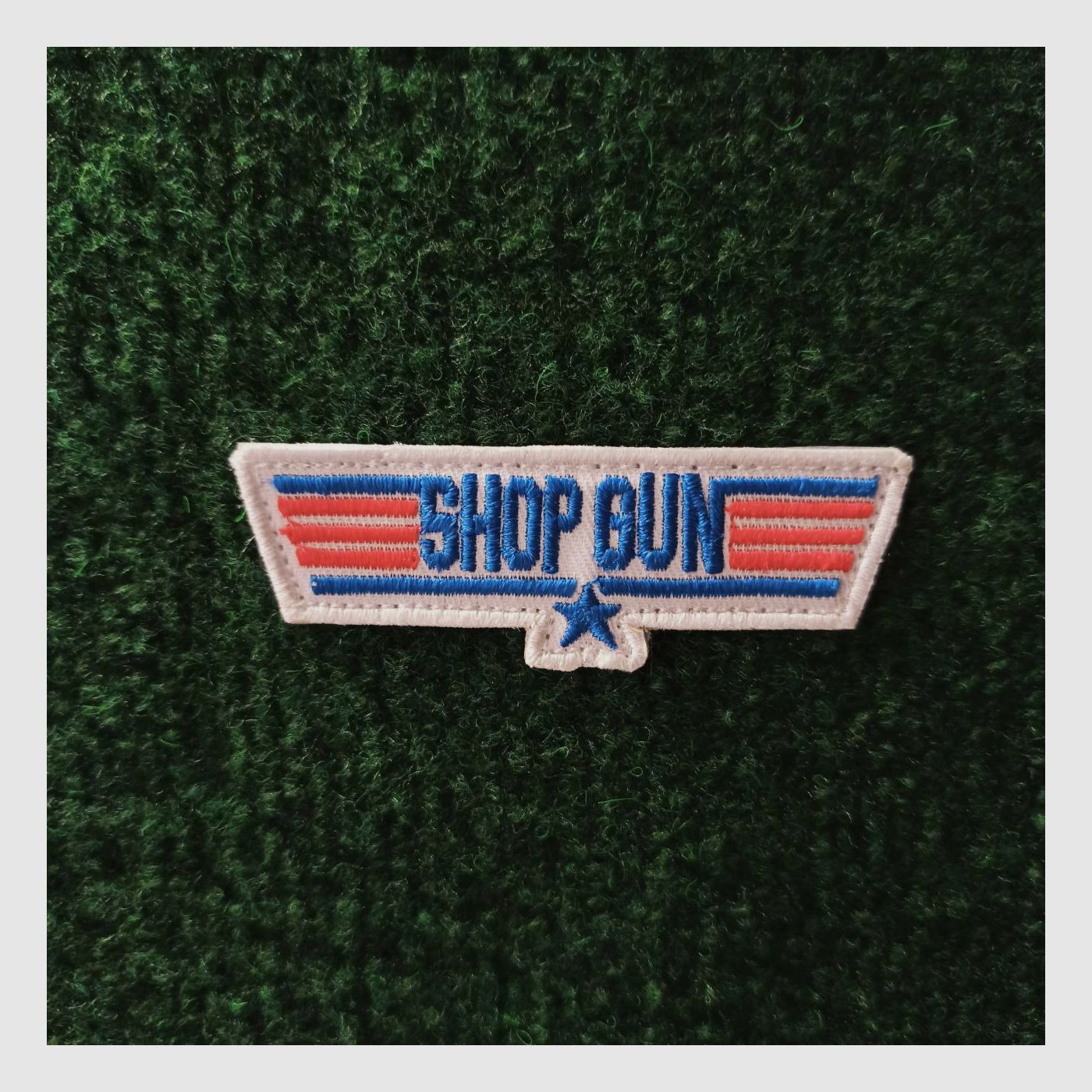 "PARCHE DE TIENDA DE ARMAS"