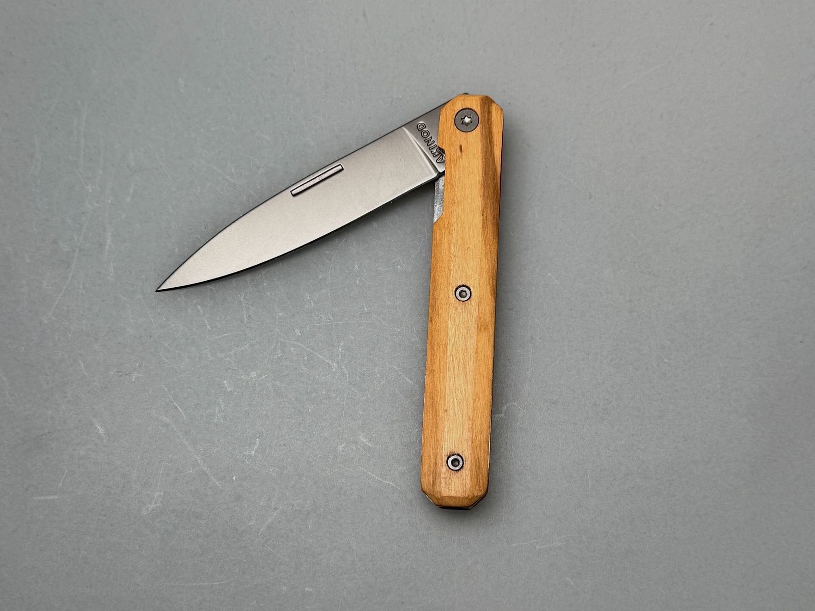 Cuchillo Akindo 18H07, titanio, madera de olivo, imagen 3 de 3