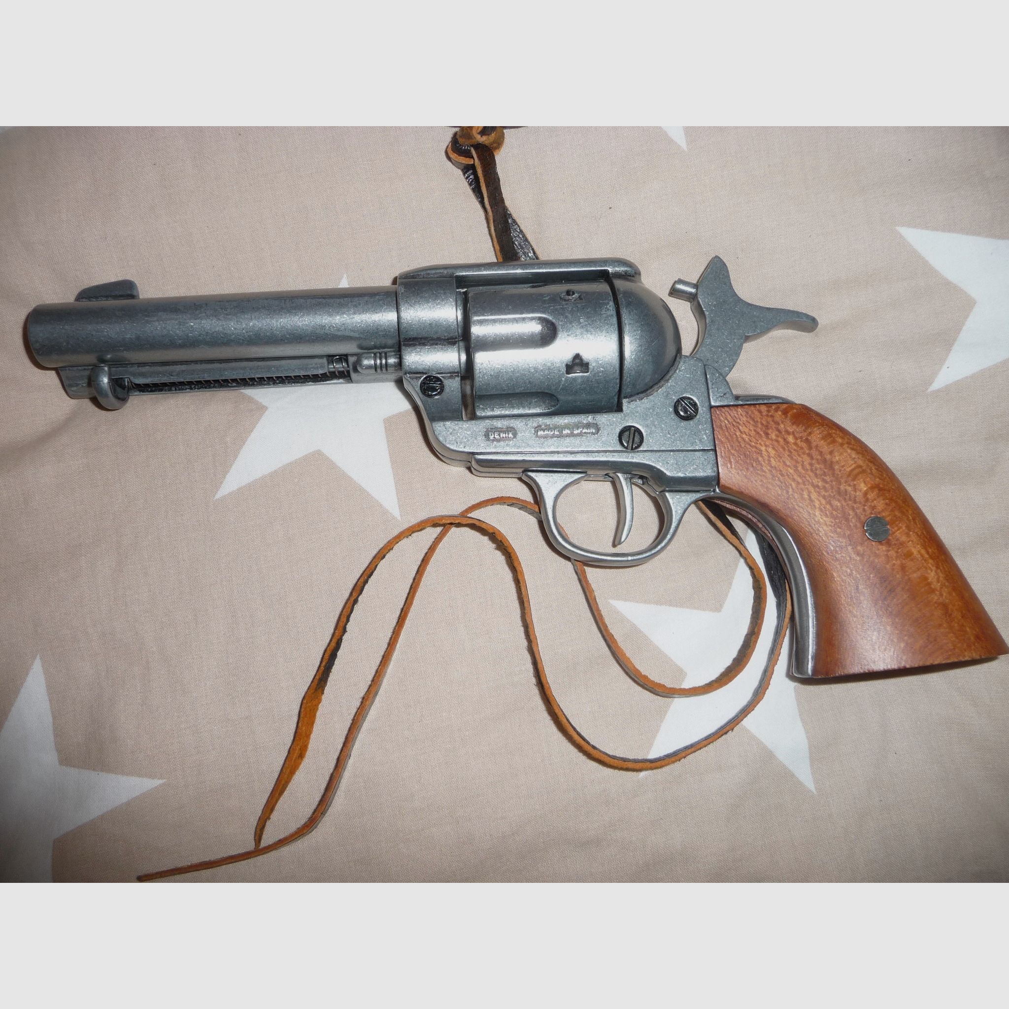 Piękny kowbojski rewolwer z uprzężą