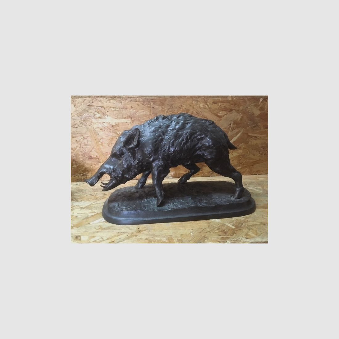 Estatua de bronce Lovergreen Motivo jabalí gruñendo