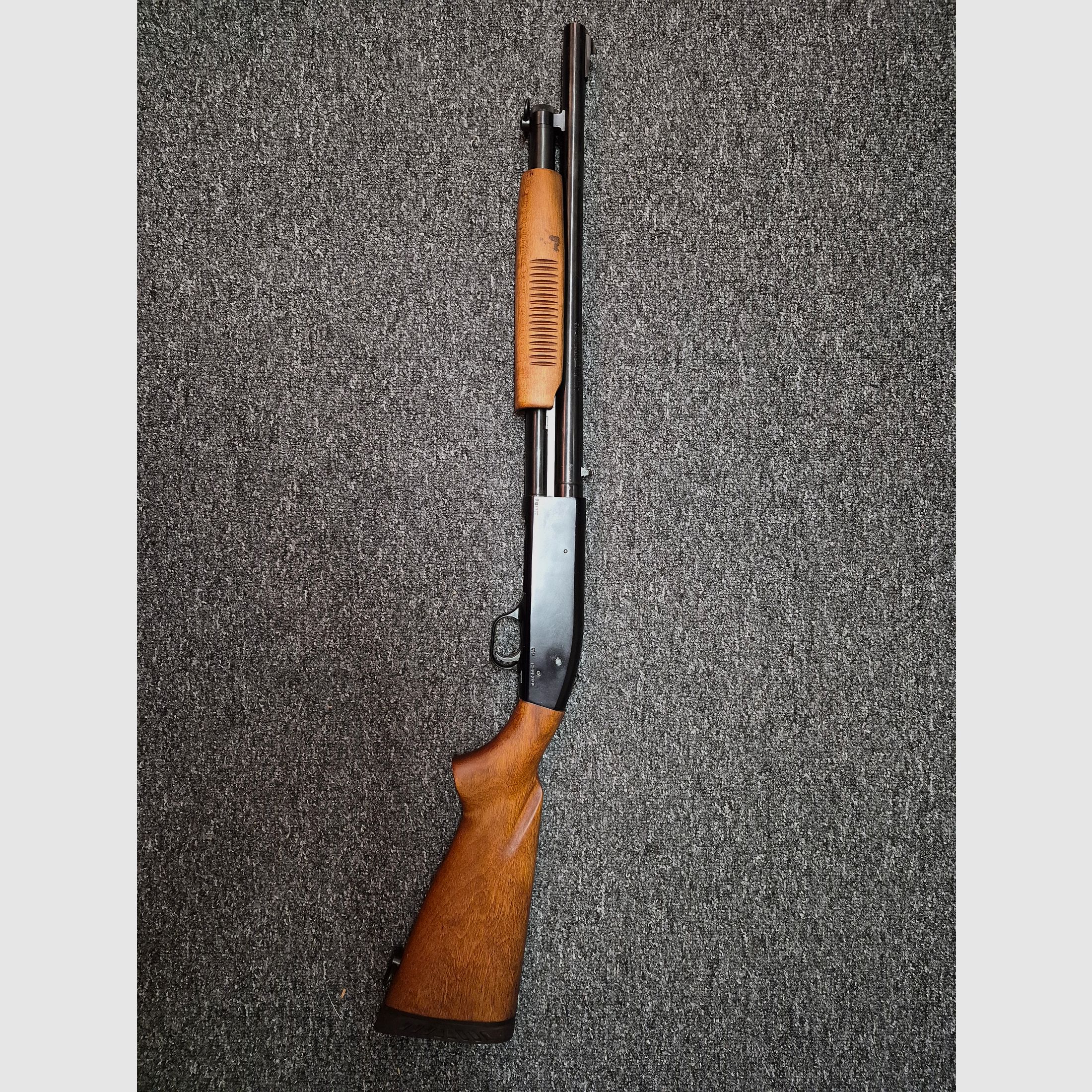 Mossberg 12/70 - 12/76 fusil à répétition à crosse avant