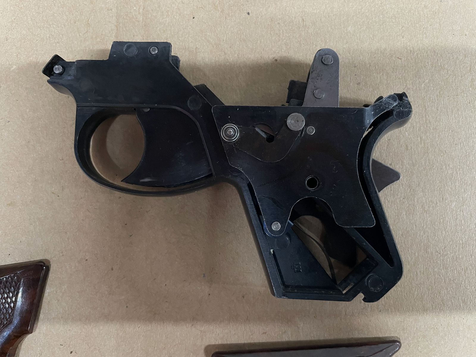 Magazine + Griffschalen + Ersatzteile Perfecta Schreckschusspistole