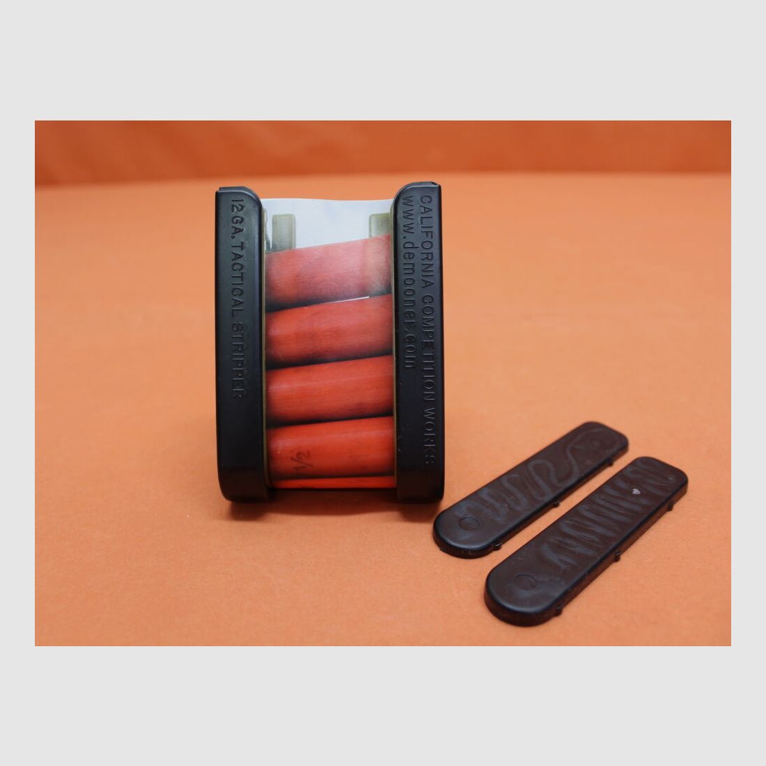 Competencia de California Competencia de California Funciona Caddy Shell (12GATAC4) Soporte de cartuchos para 4 cartuchos de perdigones 12GA Polímero negro con clip de cinturón de acero al carbono