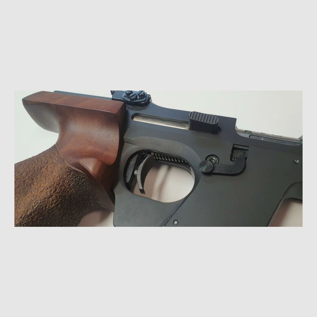 Fabbrica di armi Carl Walther Ulm Pistola sportiva/da competizione Walther GSP in calibro .22 L.r. - Impugnatura in legno Carl Walther