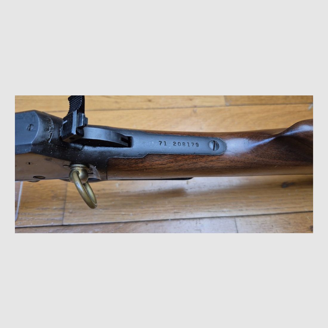 Schöne Unterhebelrepetierbüchse Marlin Modell 1894 – Waffe von 1971 – Kal. .44Mag – In 10+1 Schuss – Gutes Holz aus amerikanischem Nussbaum mit selbstgemachter Schulterstütze – Ultra flüssige Mechanik – Wunderschöner Lauf von 51 cm – Eine universelle Schusswaffe in BE+/TBE, Bild 15 von 30
