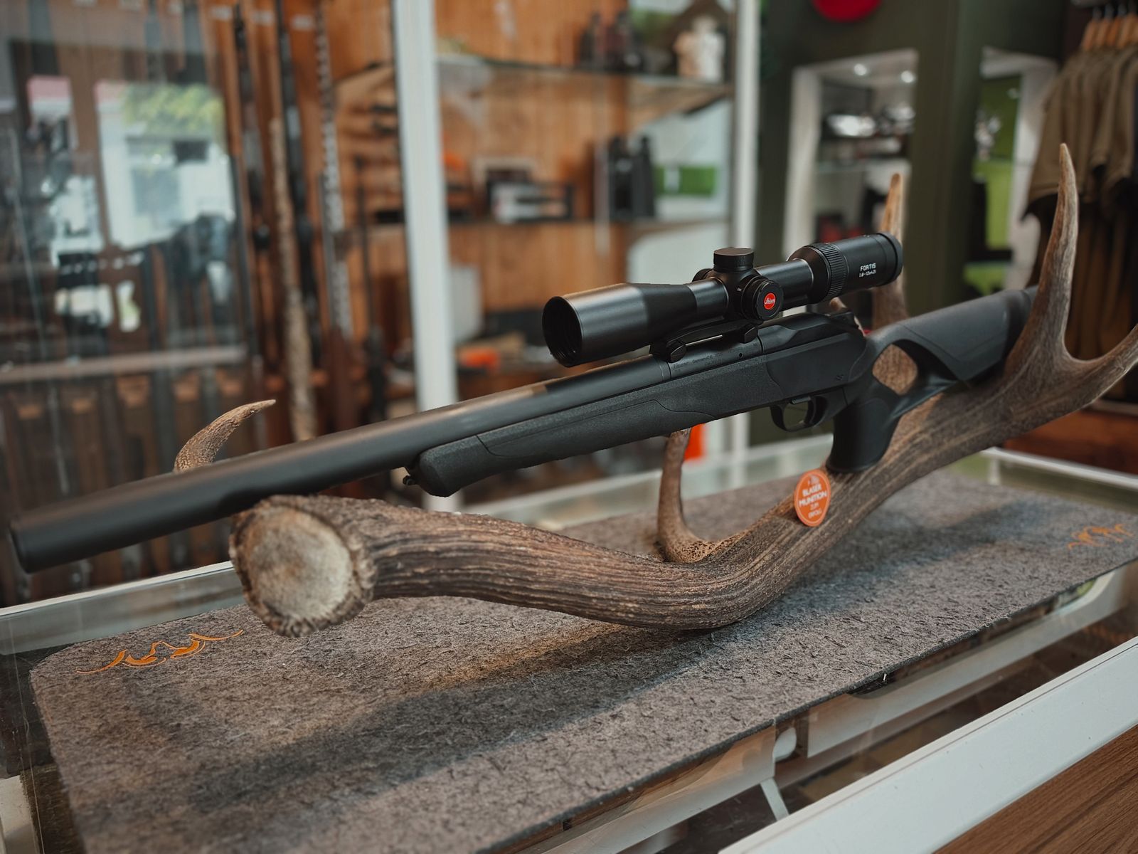R8 Ultimate Silence .300BLACKOUT Black Edition incl. Leica Fortis 1.8-12X42 and saddle mount