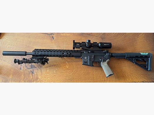 Schmeisser AR-15 M5F mit Visier und Schalldämpfer 223