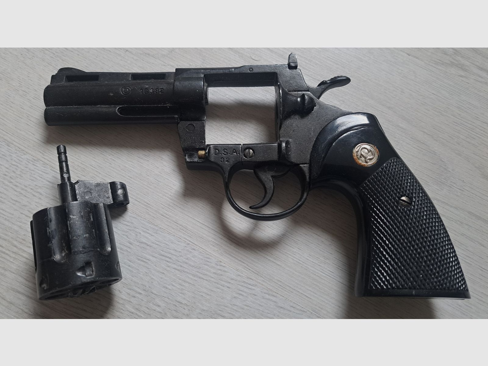 Deko Revolver Colt Python 4 .357 Magnum (Defekte Trommelhalterung)