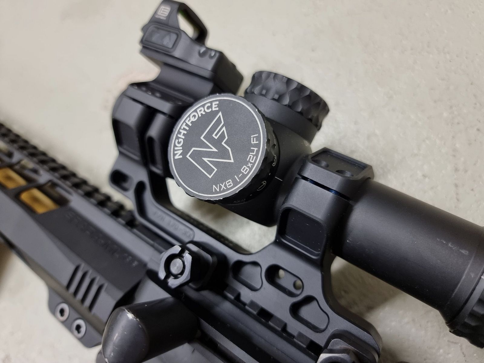 AR15 personalizzato superlativo nello stile di John Wick. Cal. 223 Rem. Solo componenti di alta qualità. Opzionale con Nightforce NX8!
