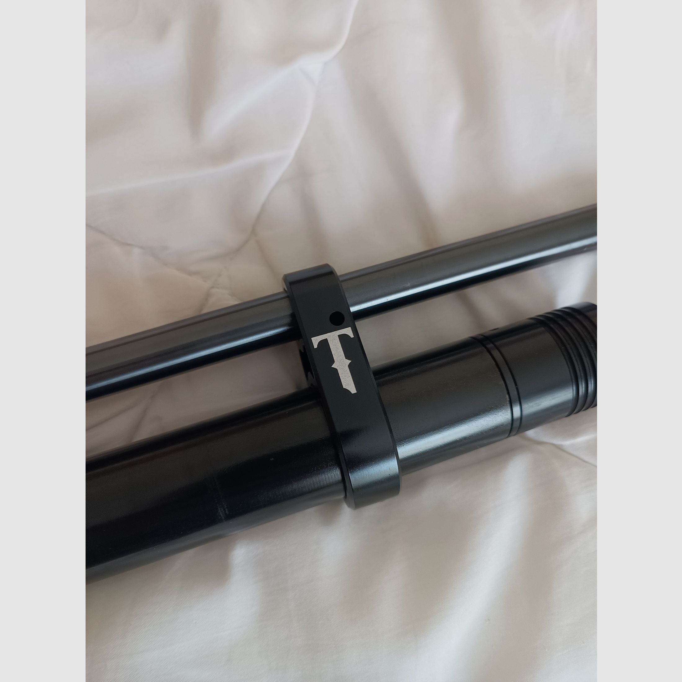 Absolutes Unikat: Walther Dominator Holzschaft 6,35mm (.25) – Kaum geschossen (ca. 150 Schuss)! + Alu-gefräste Laufbrille, 3x Custom Quickfill-Kartuschen & 4 Magazine