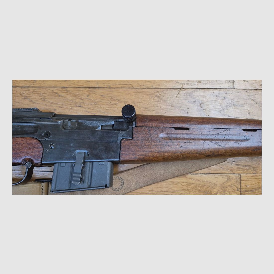Mooie en zeer zeldzame semi-automatische shotgun MAS 49-56 – Origineel kaliber 7,5 x 54 MAS – Mythisch wapen – Zeer goede mechanische werking – Mooie loop met duidelijke groeven – Goede esthetische staat – twee 10-schots magazijnen – Nachtvuur- en blanco-vuurapparaat (zeldzaam) – Geweerriem – Zeldzaam wapen in uitstekende staat, afbeelding 9 van 35