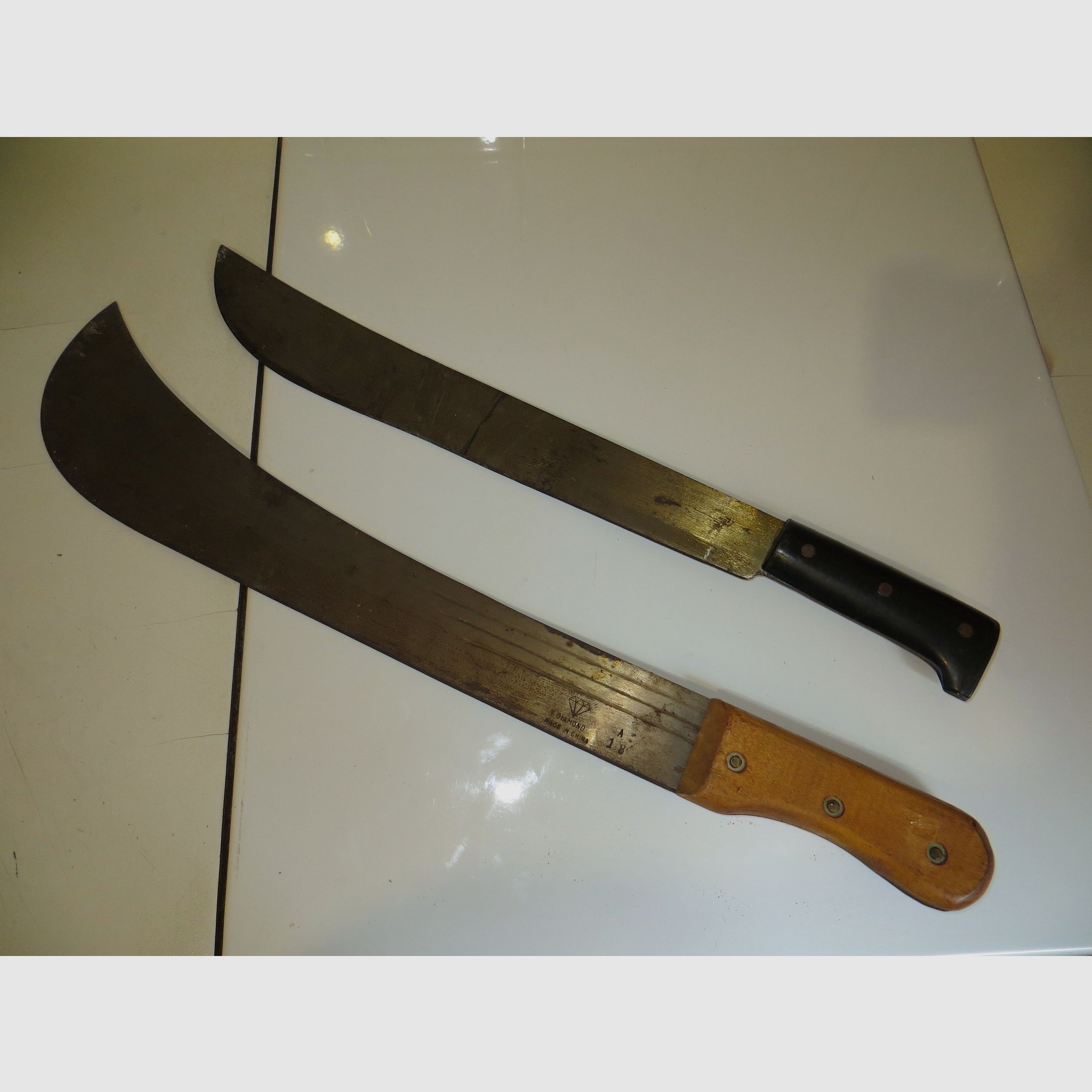 Due grandi machete antiche da un'eredità