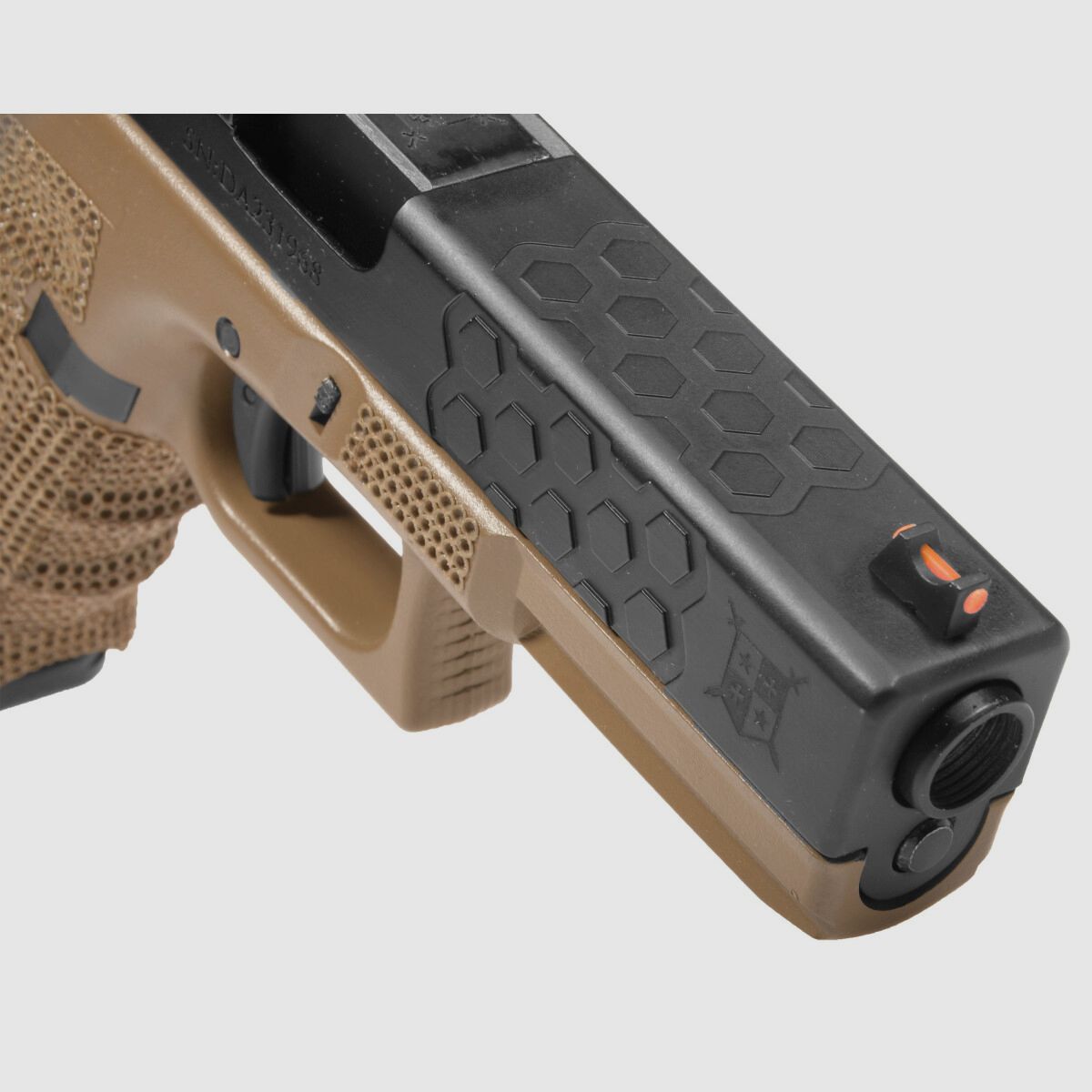 P03 GBB Airsoft Pistool met Grip Stippling in Tan | Delta Armory