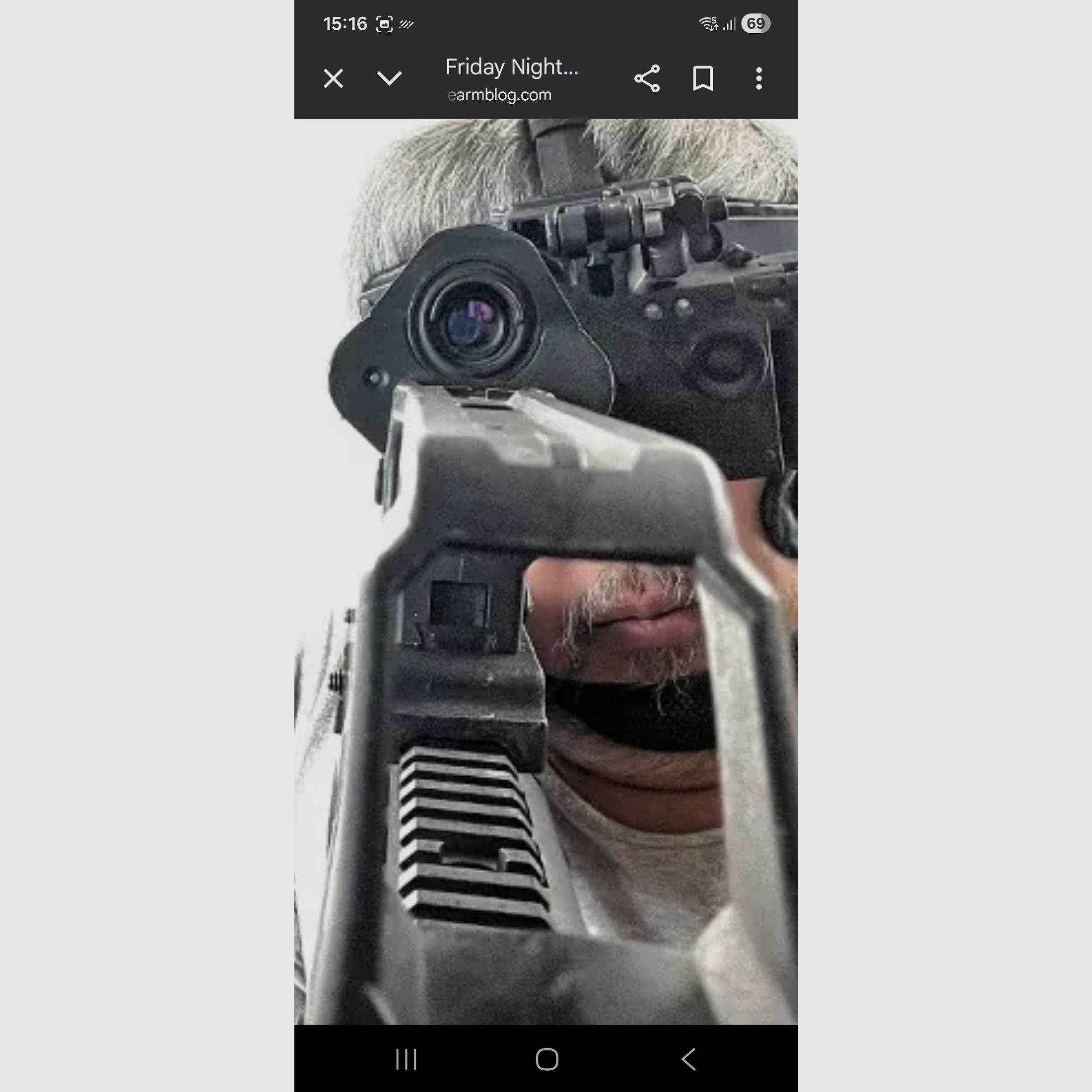 Nachtsichtgerät Restlichtverstärker mit Helm-Montage und Tragekappe, also zum Tragen ohne Helm