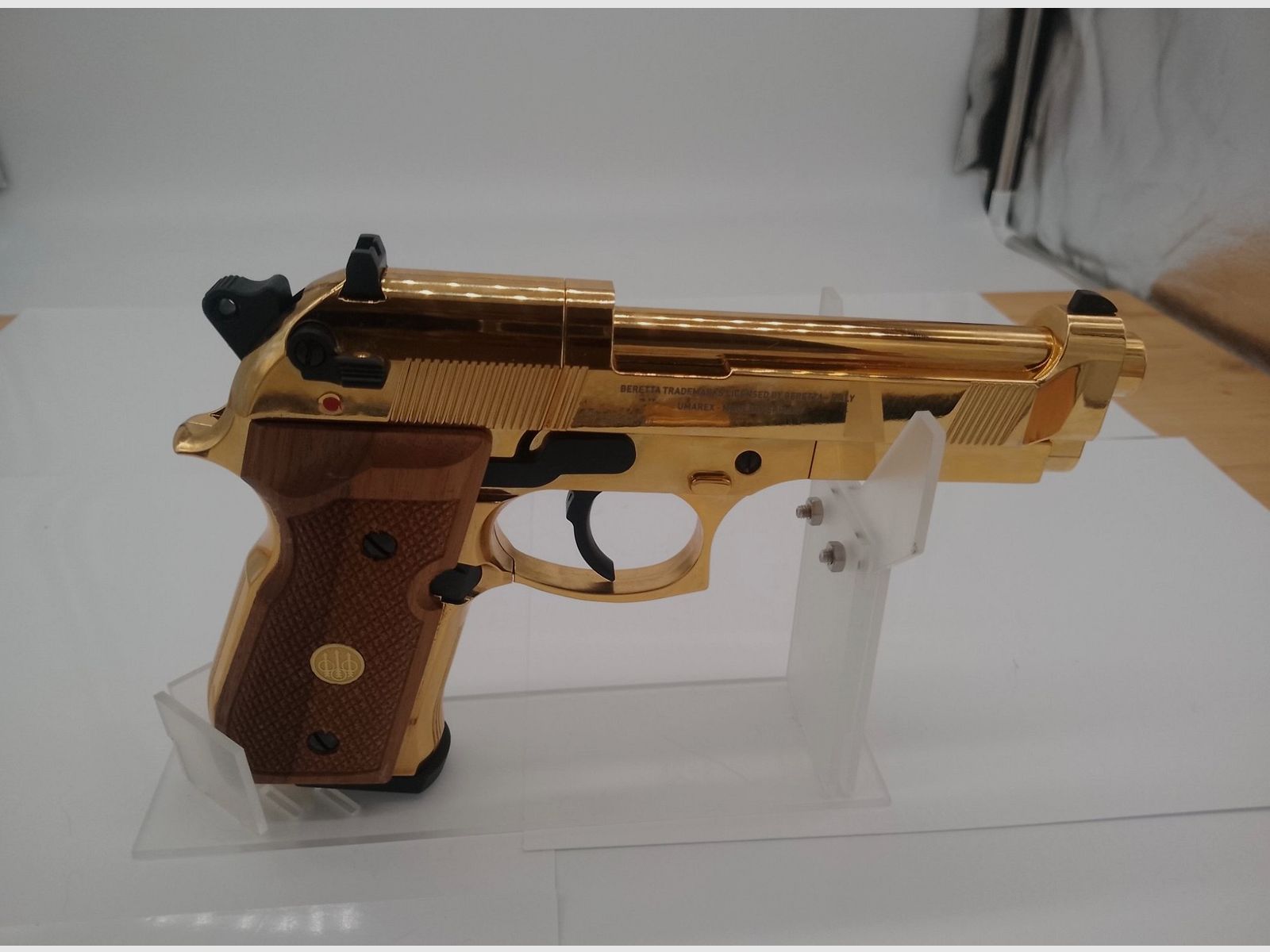 Beretta Mod.92 FS, 24 Karat Gold-Finish mit Echtholzgriffschalen, Bild 2 von 5
