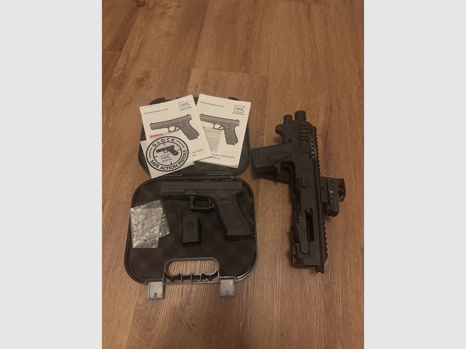 Glock 17 Gen 4 9mm inkl. Micro Roni Schaft, Rotpunkt und 4 Magazine