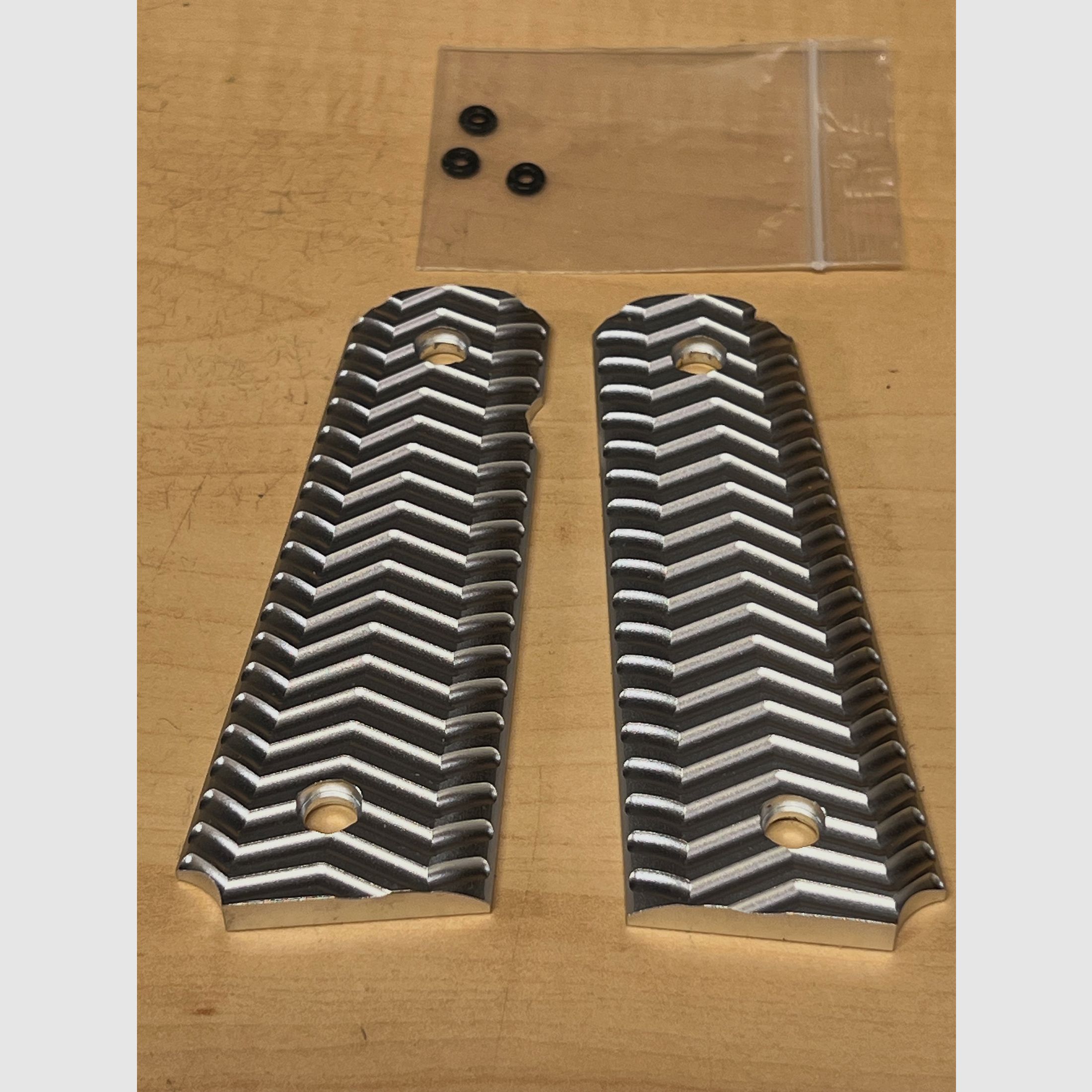 Griffschalen für 1911 Airsoft P.A.K. und Original Modelle in Aluminium Silber eloxiert