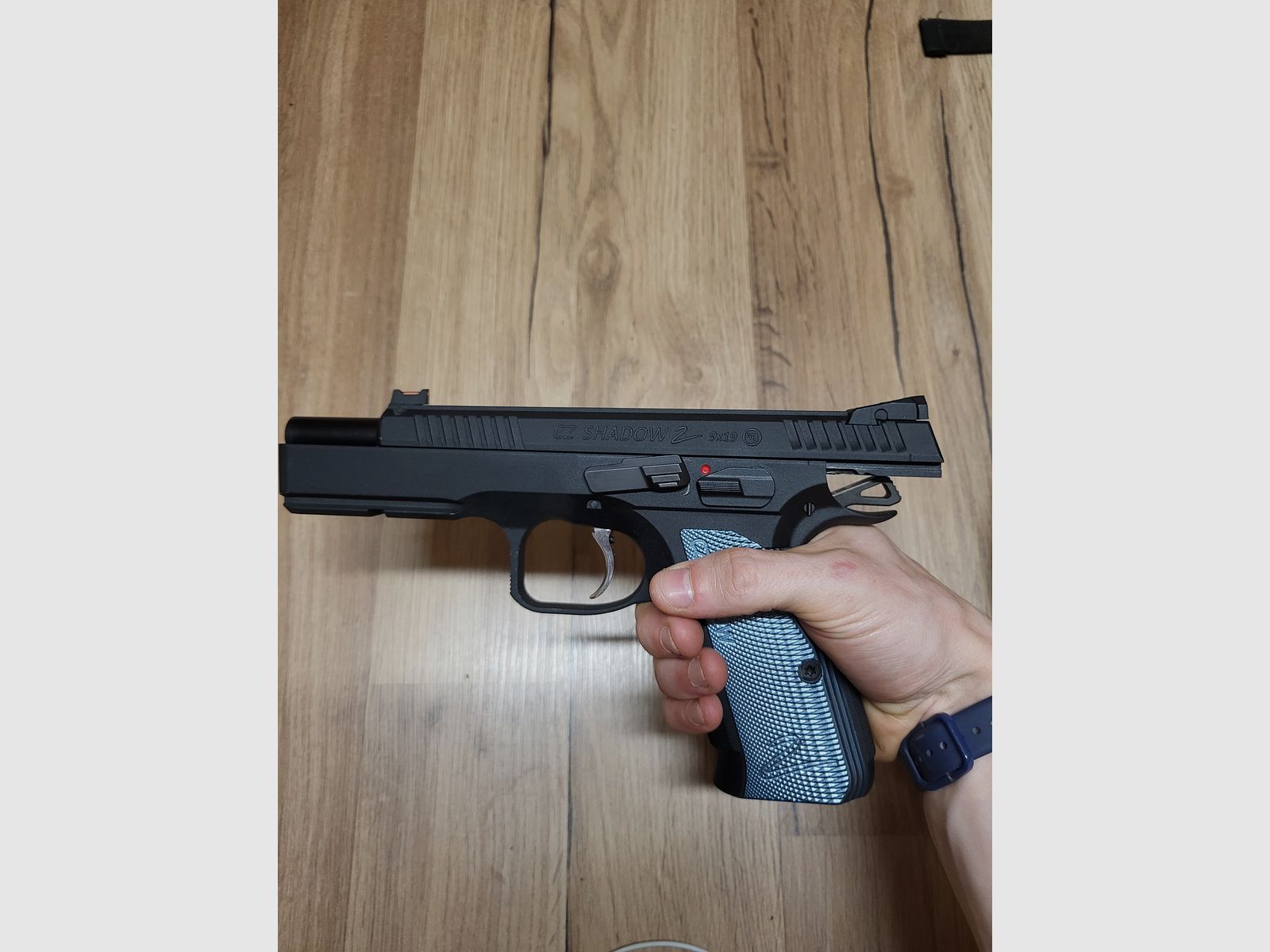 ASG CZ SHADOW 2 GBB AIRSOFT BUNDLE 4 chargeurs, 3 bouteilles de gaz Airsoft, 8000 billes, holster, 2 pochettes de chargeurs, ceinture Amomax peu utilisée