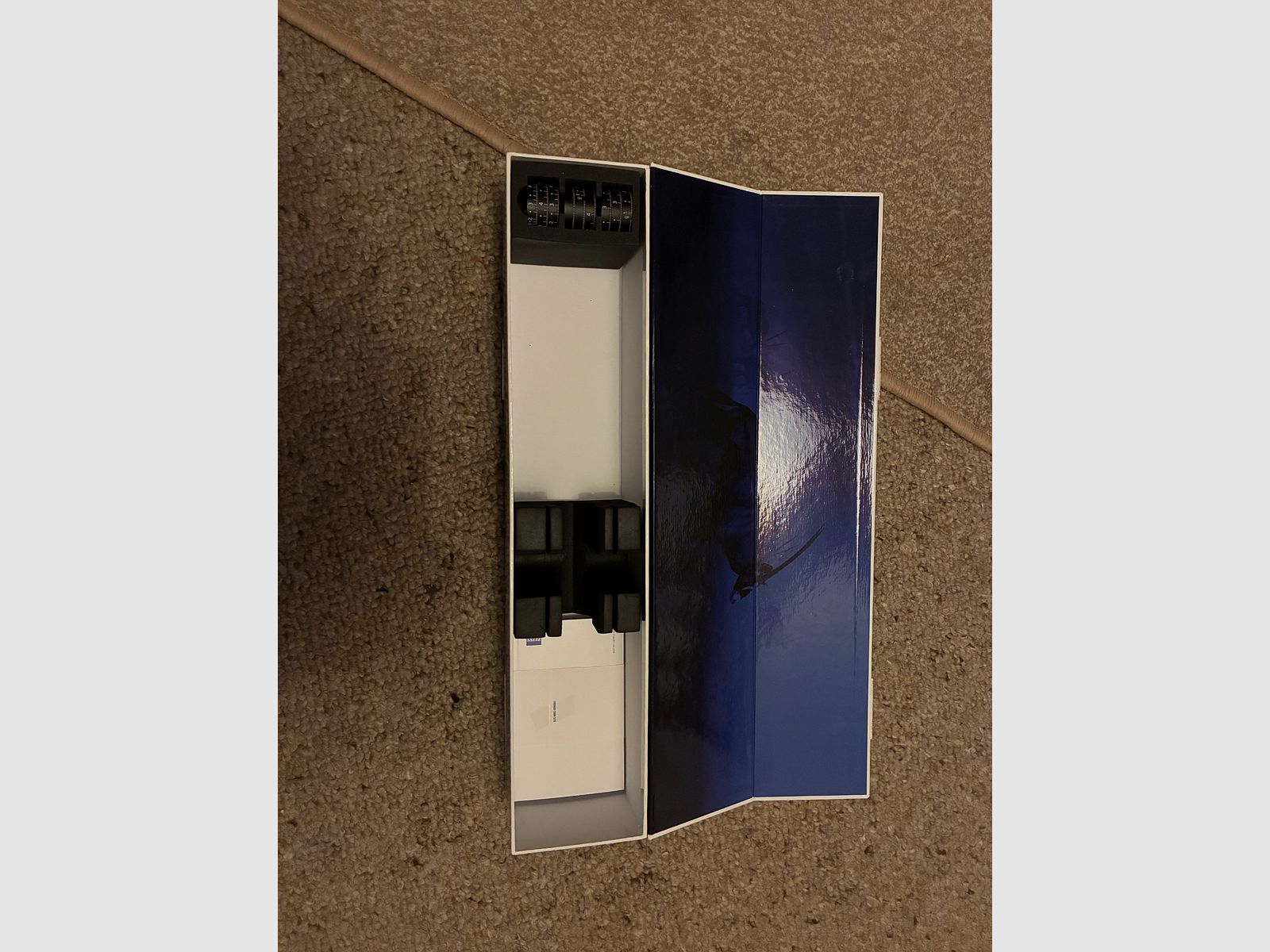 Zeiss V8 4,8-35x60 con montaggio a sella Blaser