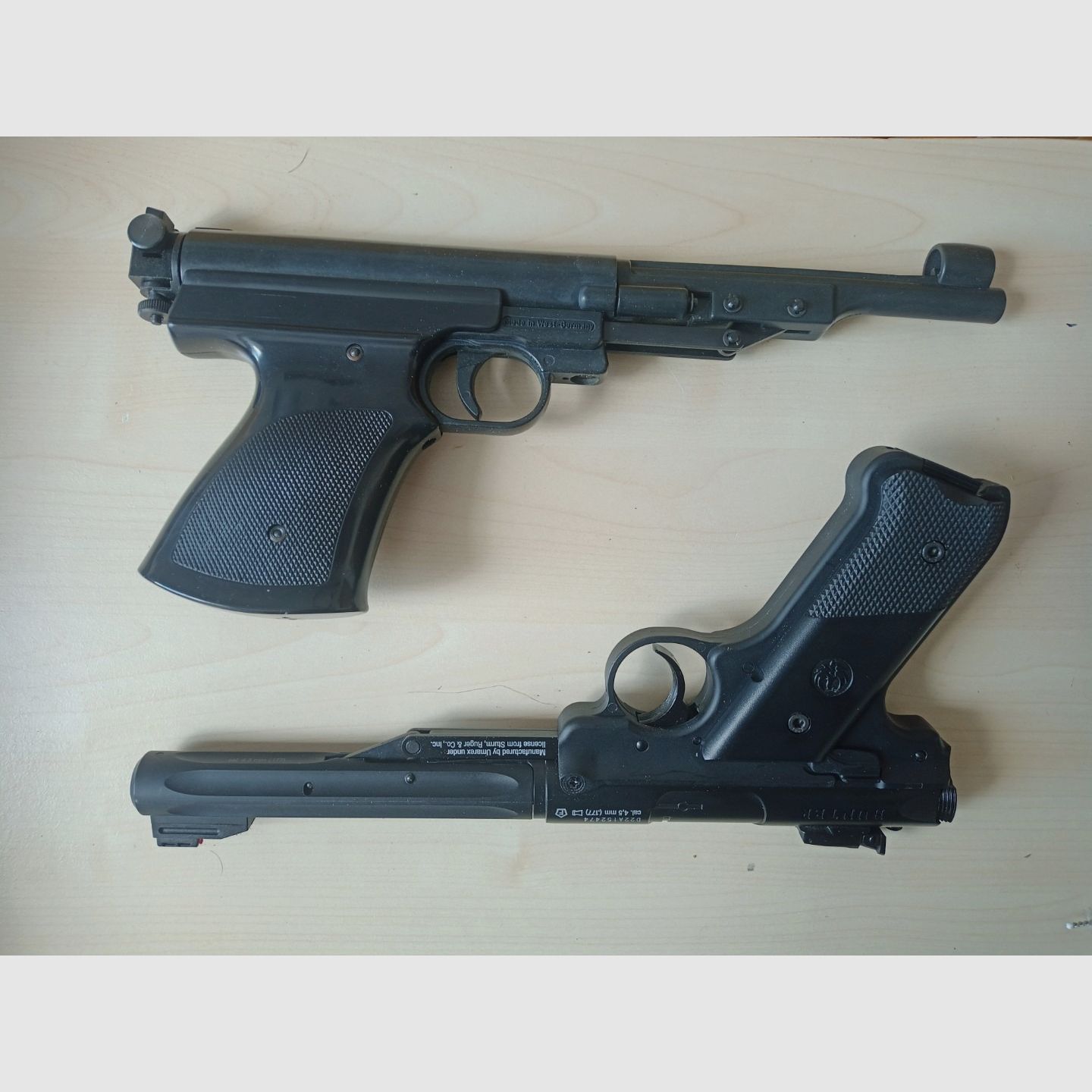 Ruger Mark IV und Record LP3 mit Kugelfang und Diabolos.
