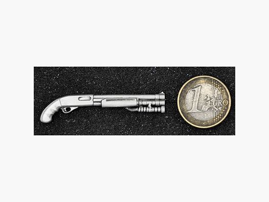 Taktische Schrotflinte mit Pistolengriff als Metall-Anstecker