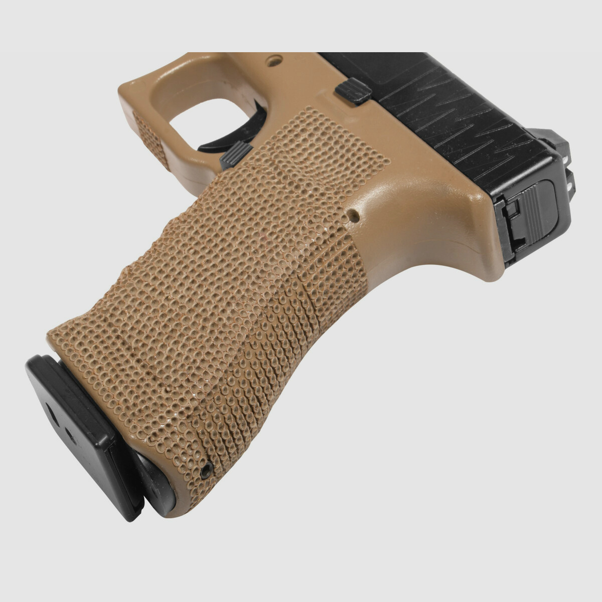 P05 GBB Airsoft Pistole in Tan | Delta Armory