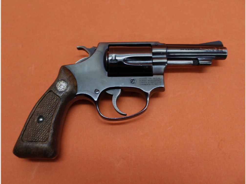 Smith & Wesson Revolver .38 Special Smith & Wesson/ S&W 36 Chiefs Special blued, 3" barrel/ wooden grip used weapon