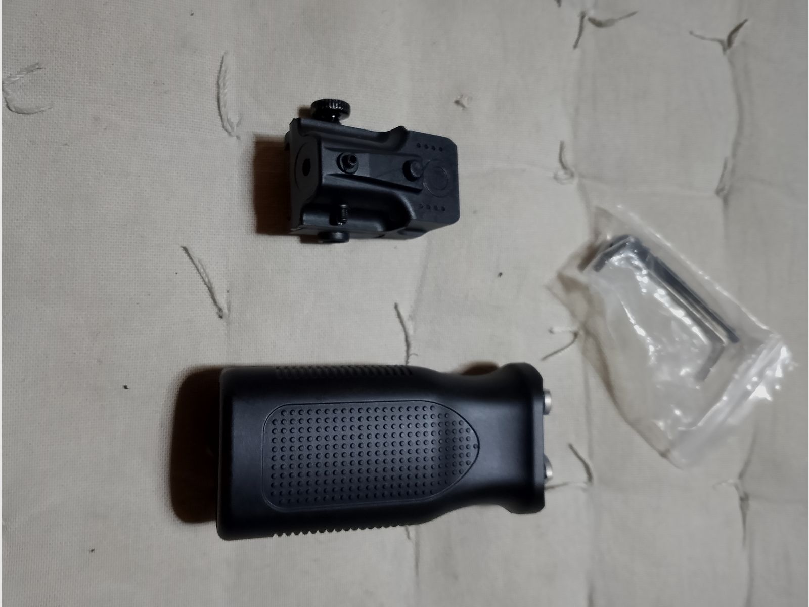 Laser en voorgrip grip zwart grip universele Airsoft Softair Paintball wapen geweer roodpunt Picatinny