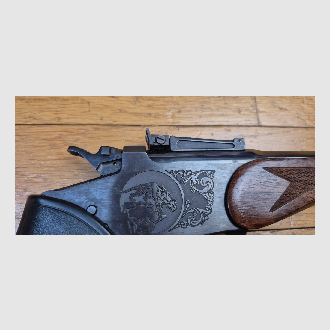 Sehr spielerische Pistole Thompson Center – Modell Contender – Lauf 10 Zoll – Kaliber 30-30 oder 30WCF – Waffe von Rochester aus Anfang 1979 – Sehr schönes Holz – Sehr gut angepasster Pachmayr-Griff – Wunderschöner oktagonaler Lauf – Exzellente Mechanik und Abzug – Schöne Trainings- und Präzisionswaffe – TBE/TBE+, Bild 8 von 30