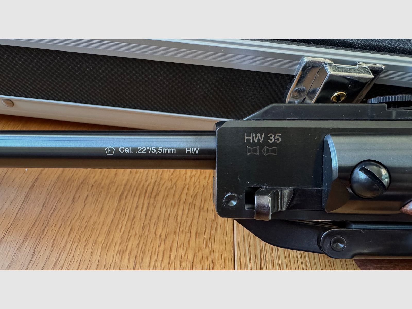 Weihrauch HW 35 F 5,5 mm + Hawke Vantage 2–7x32 AO Mil Dot + Koffer