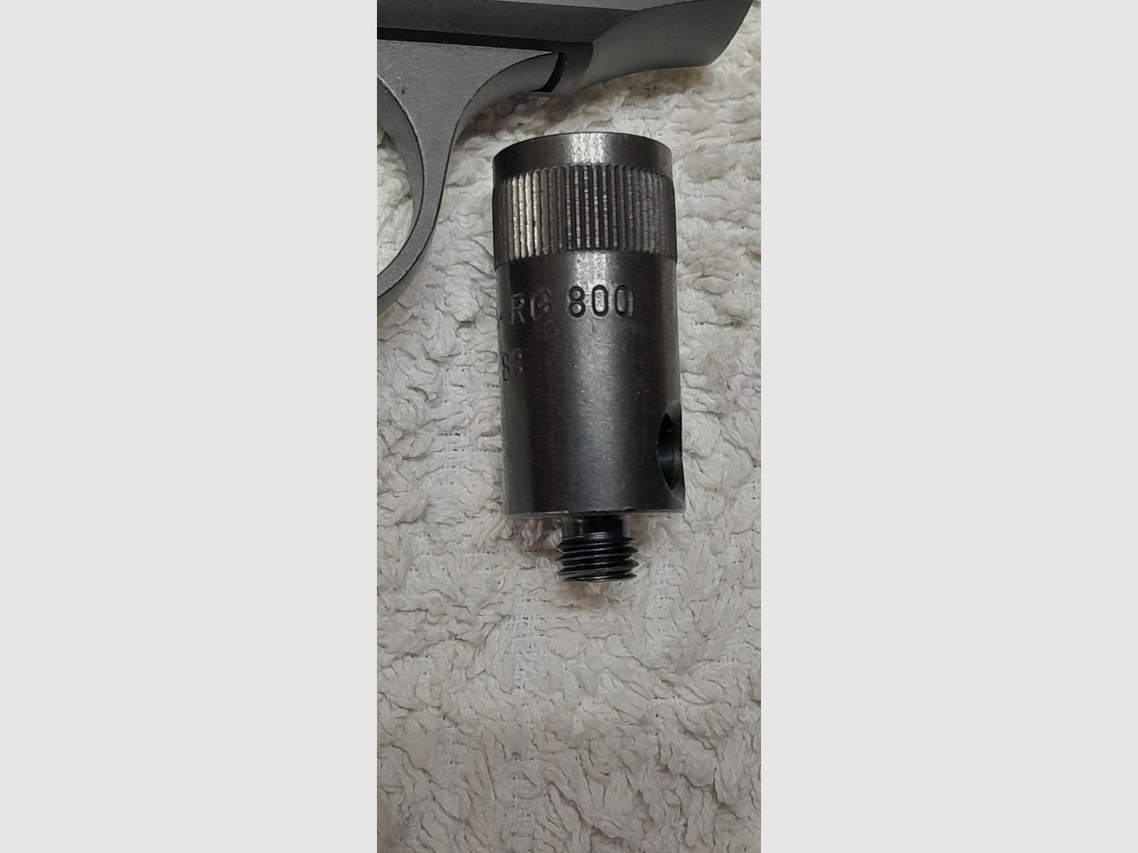 Röhm RG 800, Kal. 8mm K., mit Echtholz-Griffschalen, Abschussbecher und 35 Stück Patronen