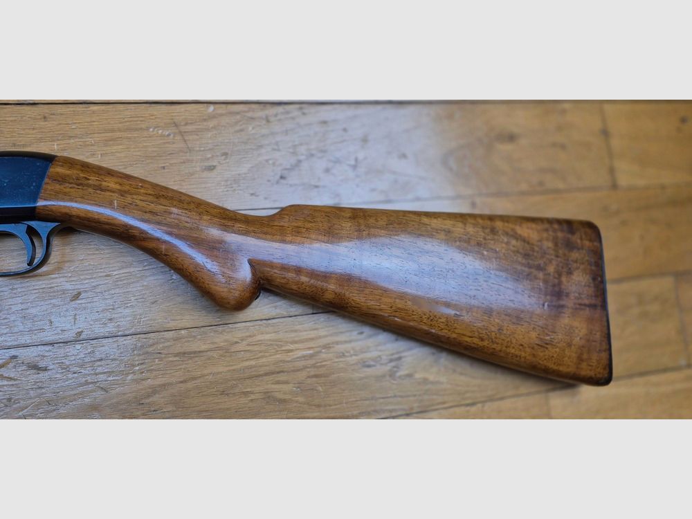 Sehr schöne und sehr angenehme Selbstladebüchse Browning SA-22 „Smokeless“ – Kal. .22LR – Qualitätsfertigung FN Herstal – Modell Take down – 10 Schuss – Sehr guter ästhetischer und mechanischer Zustand – Lauf „Nickel“ – Eine der unterhaltsamsten und sehr präzisen Waffen – TBE+, Bild 3 von 30