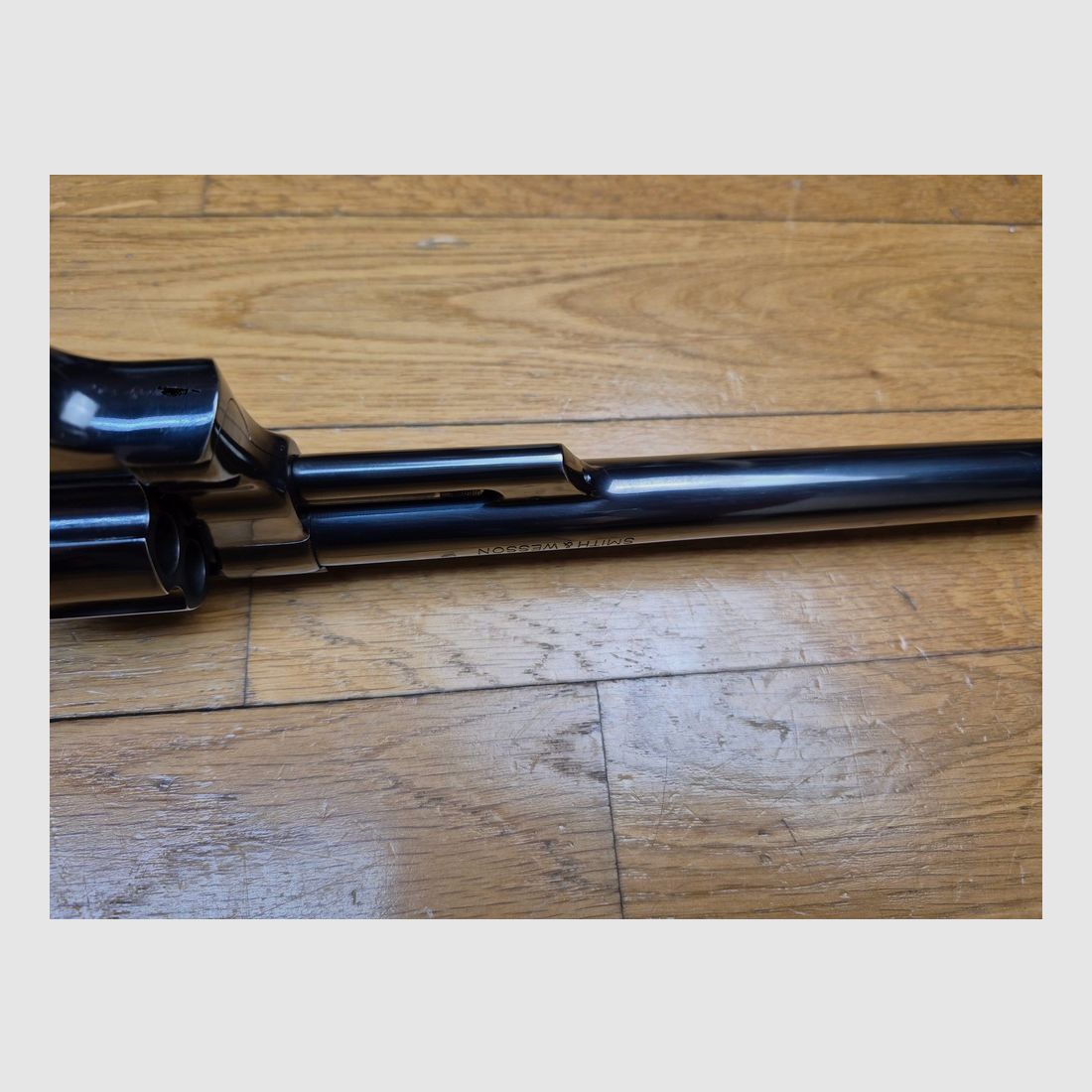 Schreck der Bären! – Revolver Smith & Wesson M29-2 – Kal. .44Mag – Lauf 8&prime; 3/8 Zoll – Der längste im Katalog! – Außergewöhnliche brünierte Oberfläche – Waffe von 1980 – Atemberaubende Mechanik und heute nicht mehr erhältlich – Filmmythos ebenso wie Waffe! TBE++!, Bild 11 von 27
