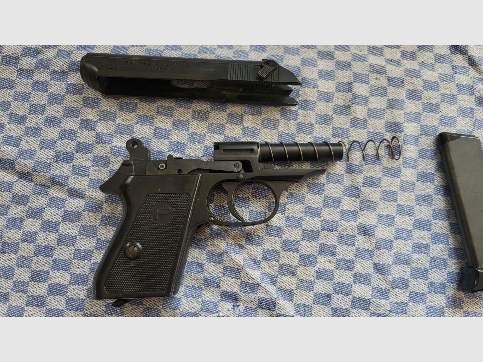   Schreckschusspistole Perfecta Mod.FBI  8000 cal. 8mm Platz 