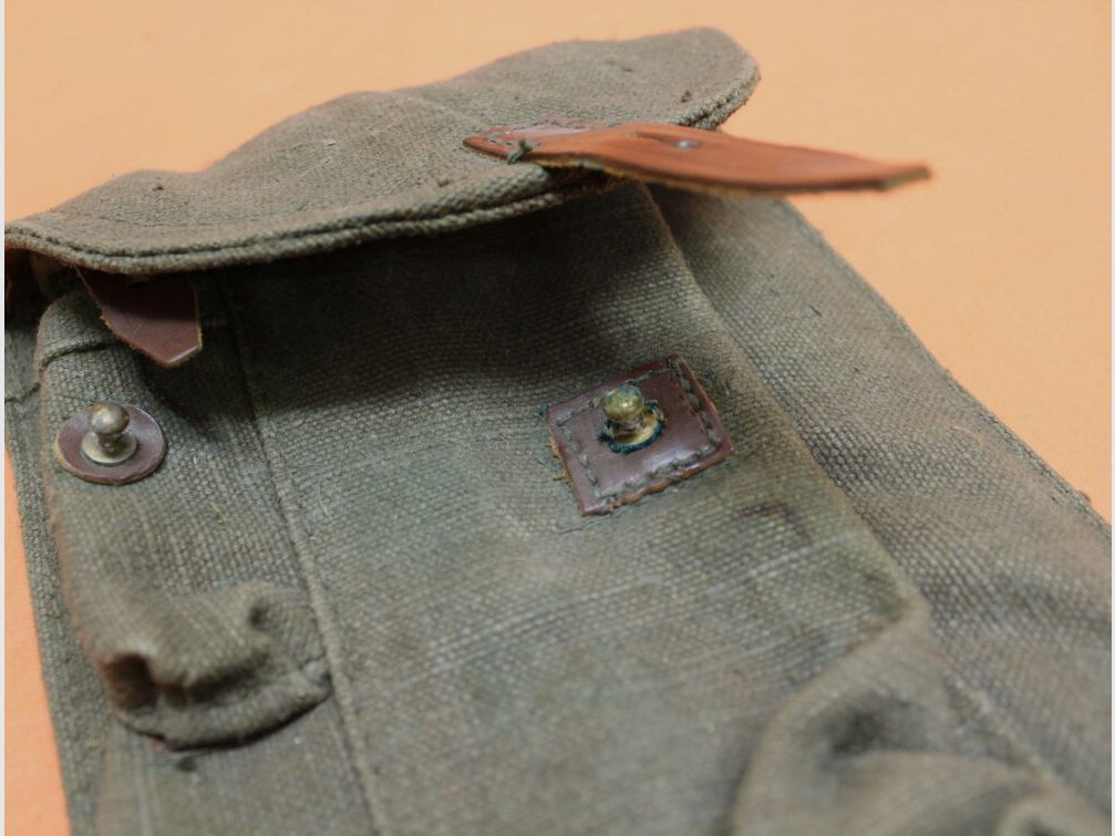 USSR SURPLUS Kalashnikov AKM: Magazine pouch USSR green for 3 pieces of 30-round magazines. (SURPLUS like new / slight storage marks)