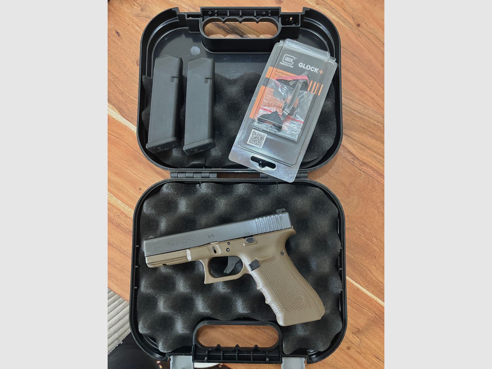 Glock 17 Gen 4 special model two-tone
