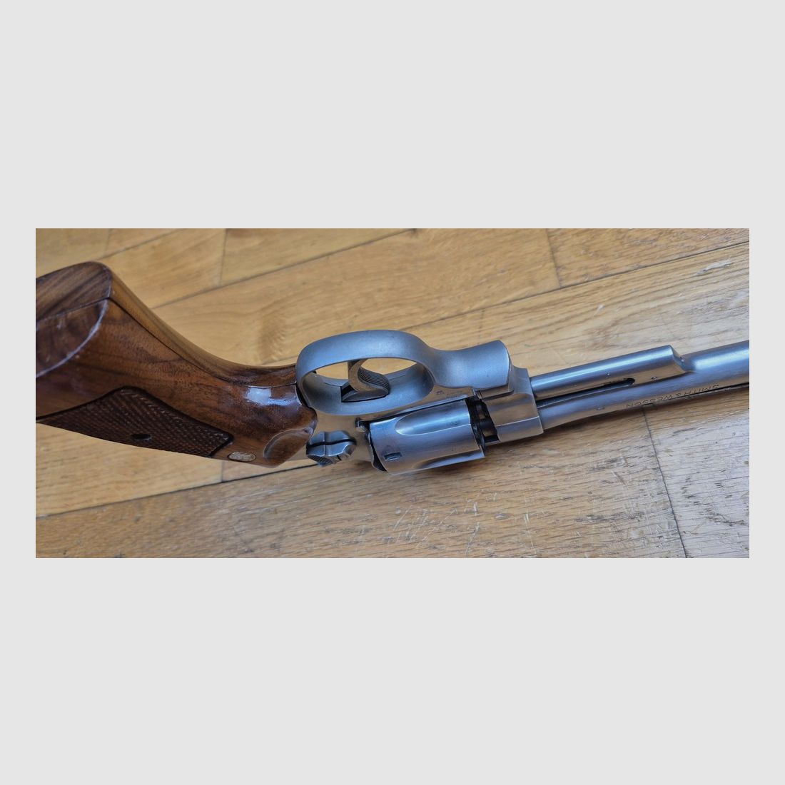 Sehr schöner und seltener Revolver Smith&Wesson Modell 28-2, genannt „Highway Patrolman“ – Waffe der Autobahnpolizisten der 60er-80er Jahre – Kaliber 357mag / 38sp – Waffe von 1979 – Seltene satinierte Nickeloberfläche – Qualität „Pinned and Recessed“ – Sehr guter mechanischer und ästhetischer Zustand – Ausgezeichneter 6-Zoll-Lauf – TBE+, Bild 10 von 23