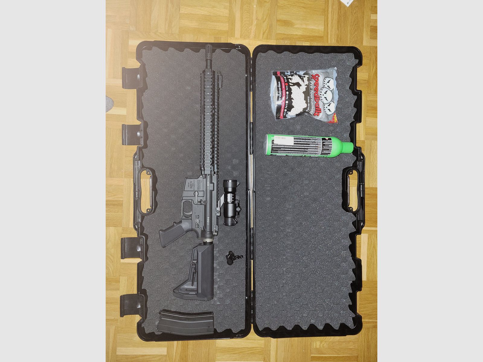 King Arms M4A1 Gas-Blow-Back nero con mirino e accessori