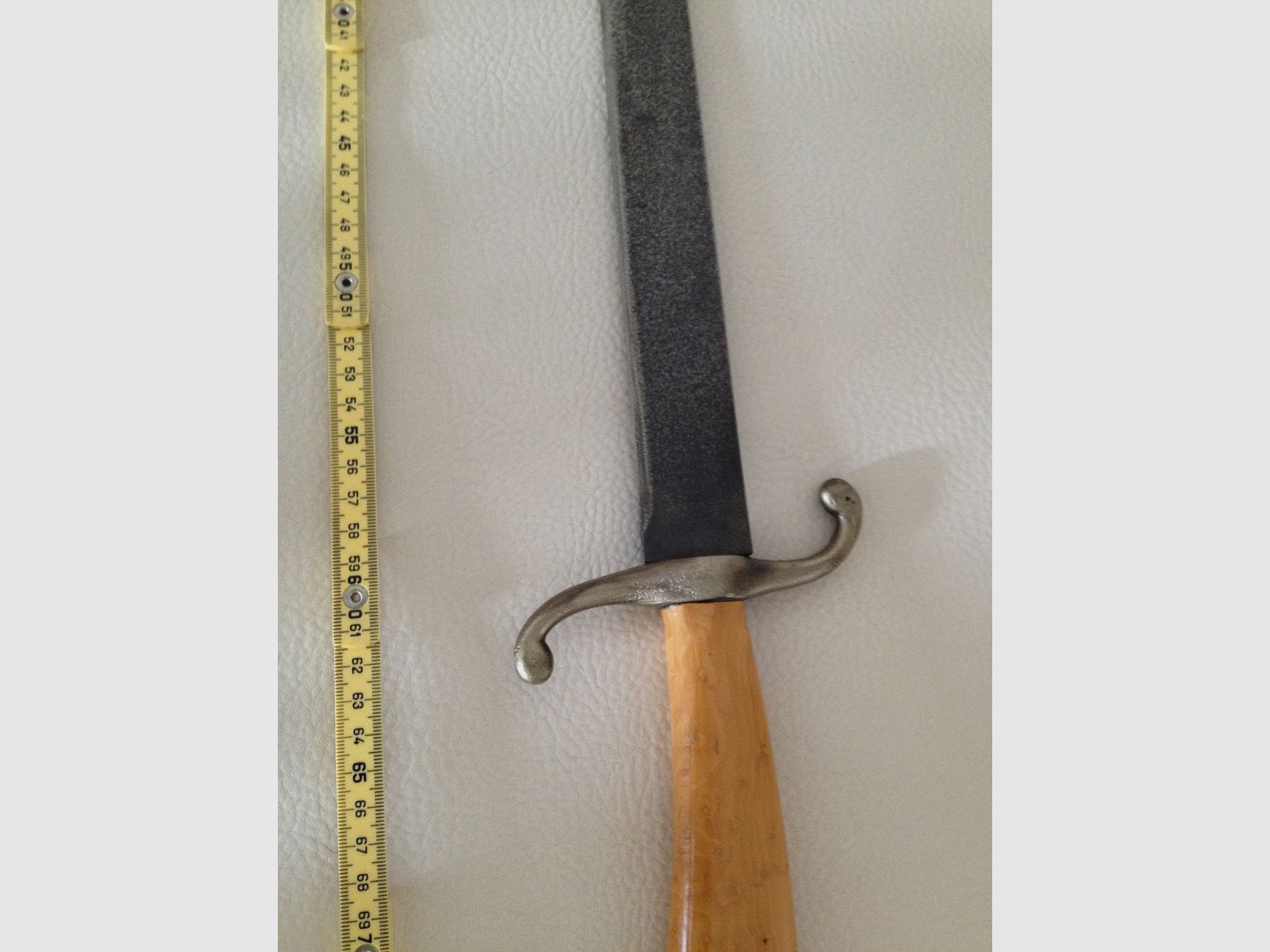 Altes Schwert mit noch scharfer Klinge