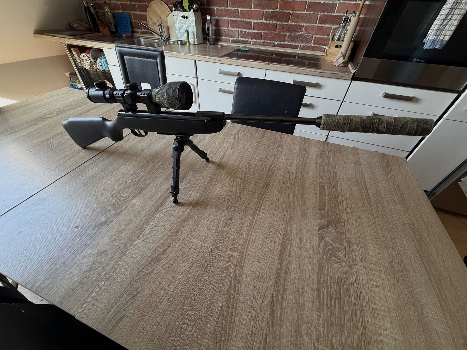 Carabine à air Weihrauch HW30K avec lunette de visée et silencieux.